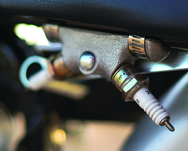 1970-yamaha-ht1-spark-plug-holder